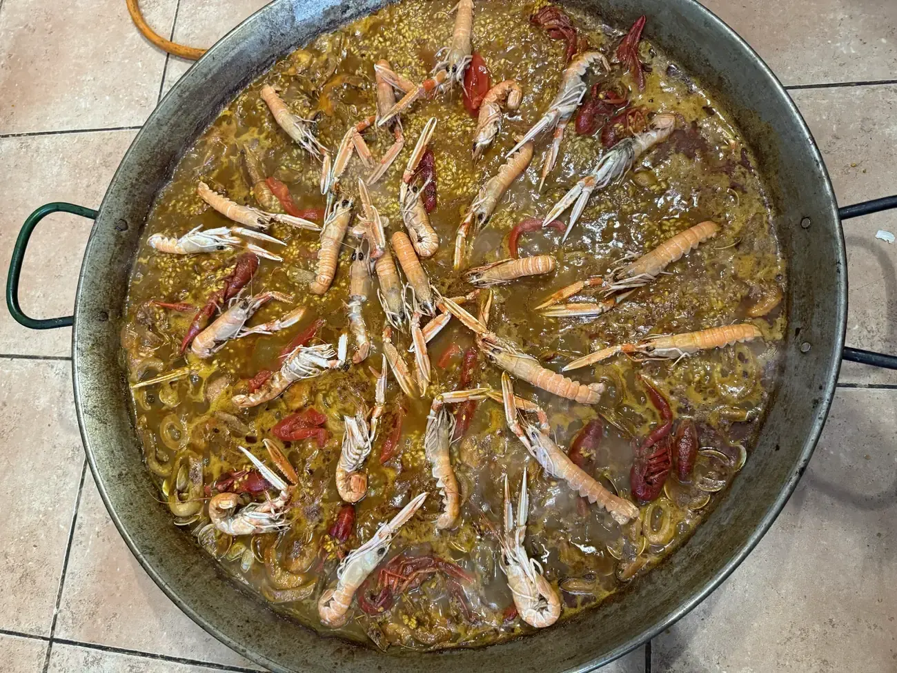 Arroz con carabineros enteros en paellera