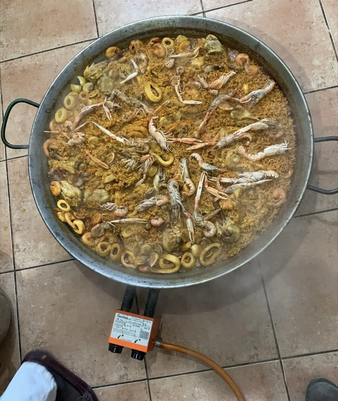 Arroz de marisco en paellera, recién hecho en Bar Olmeda