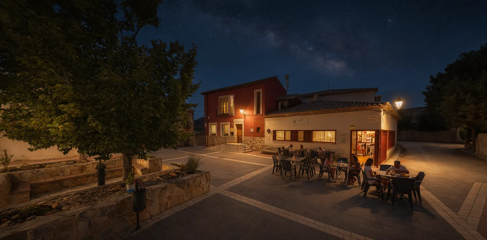 Terraza del Bar Olmeda de la Cuesta de noche, con las mesas puestas en la plaza